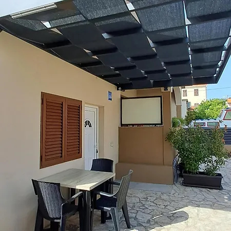 Christine Studio Apartman *